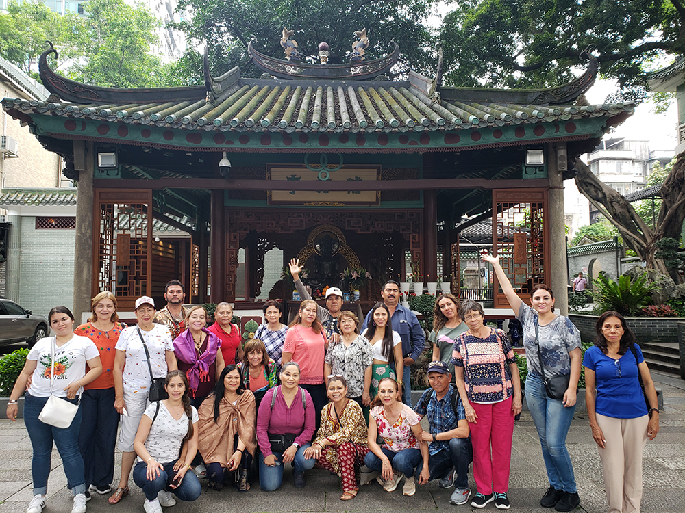 Grupo Ventura en un templo de Japón