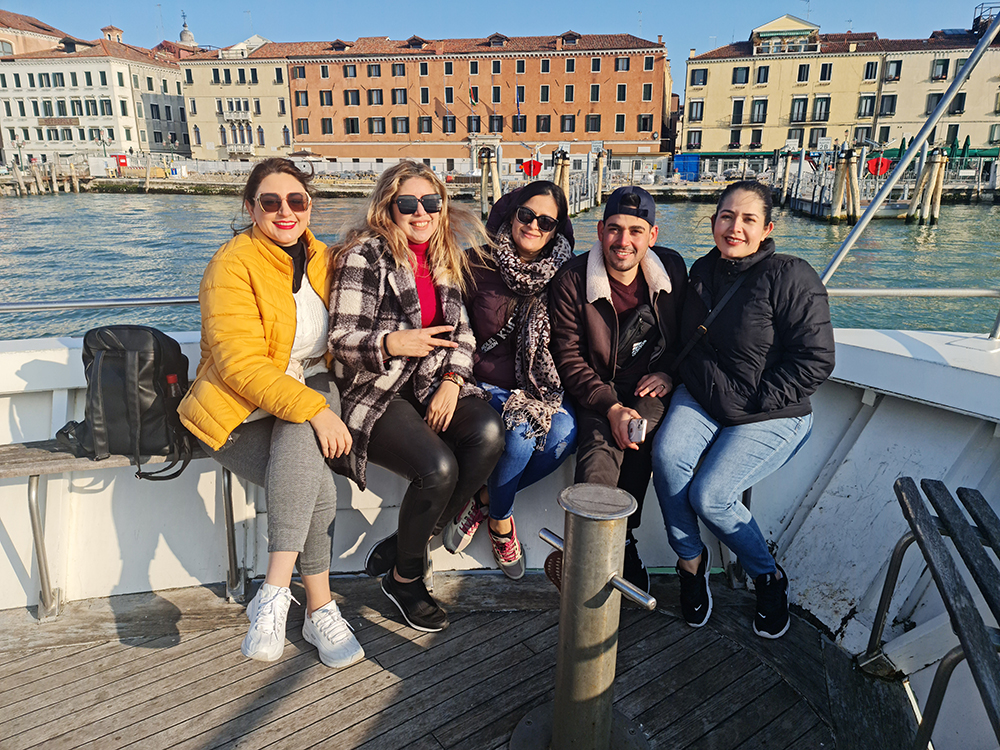 Grupo Ventura navegando en Venecia