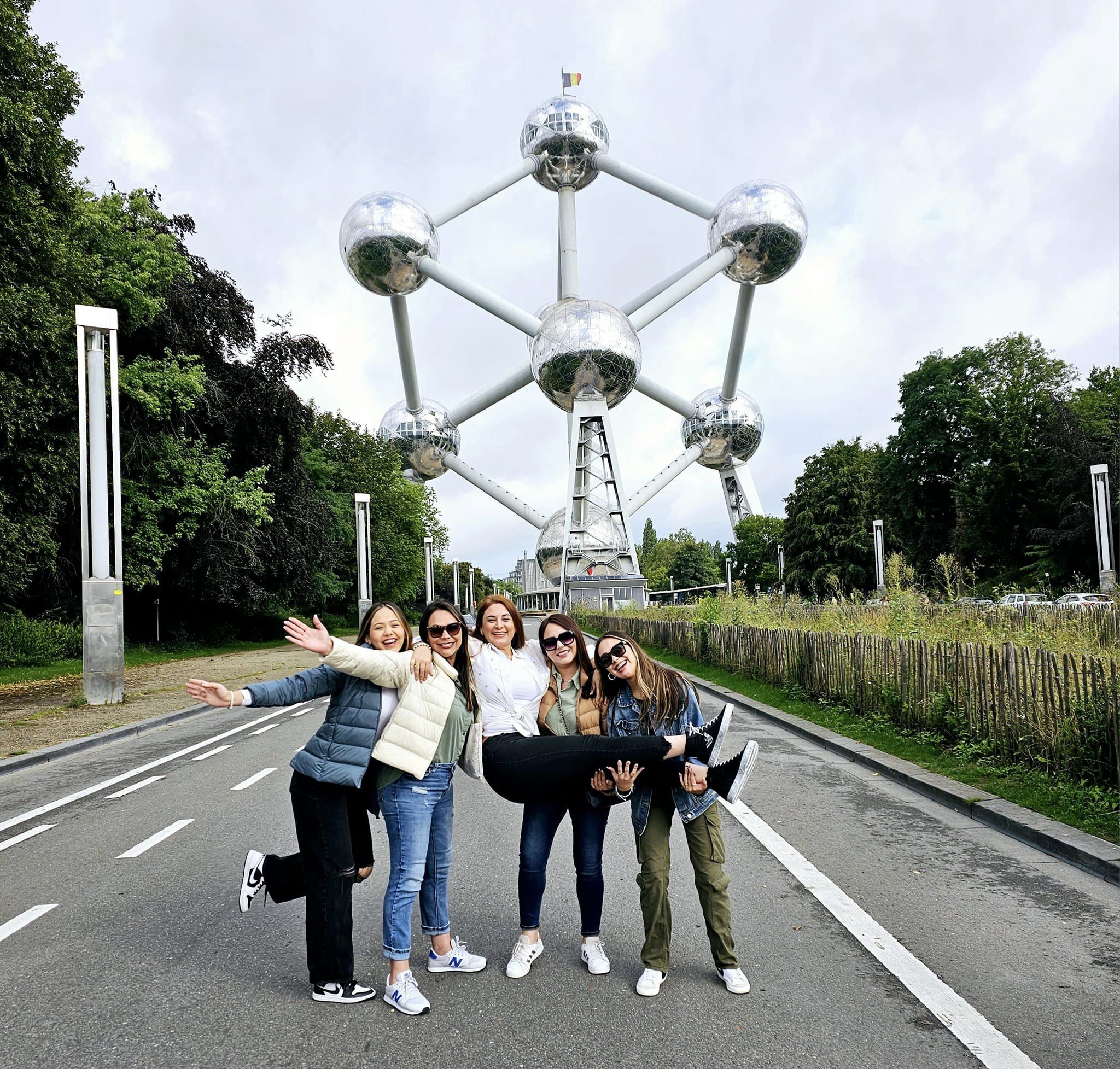 Grupo Ventura frente al Atomium de Bruselas